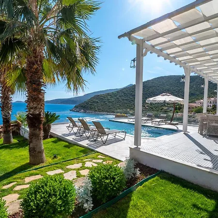 Villa Beachfront White With Private Swimming Pool *