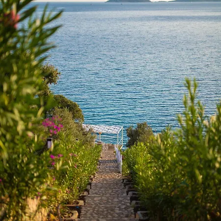 Beachfront White With Private Swimming Pool *