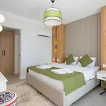 Beachfront White With Private Swimming Pool ヴィラ *