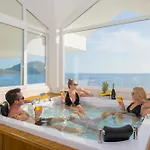 Beachfront White With Private Swimming Pool ヴィラ