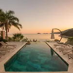 ヴィラ Beachfront White With Private Swimming Pool カルカン