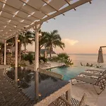 Beachfront White With Private Swimming Pool ヴィラ *
