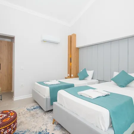 Beachfront White With Private Swimming Pool 칼칸