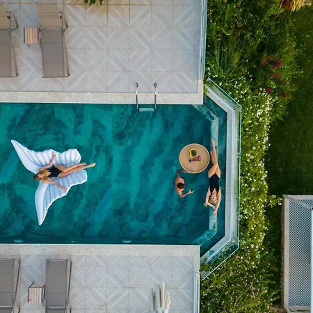 Beachfront White With Private Swimming Pool 칼칸